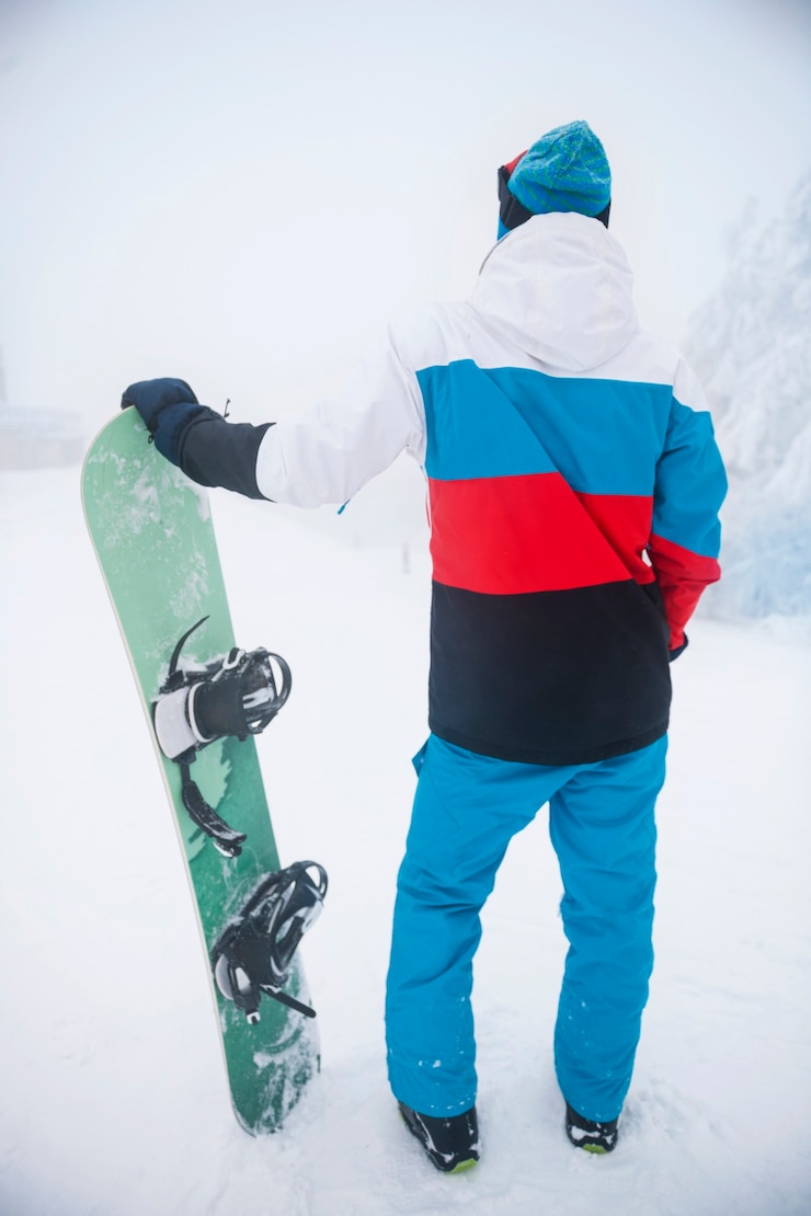 Kostenlose Foto mann mit snowboard während der winterzeit