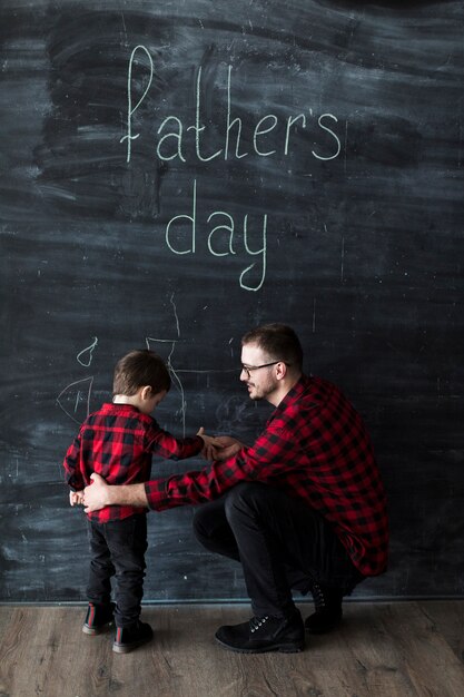 Mann mit Sohn am Vatertag vor Tafel