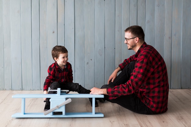 Kostenloses Foto mann mit sohn am vatertag