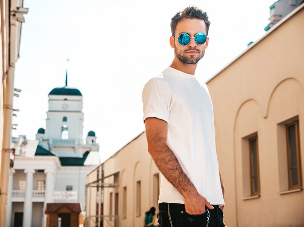 Mann mit Sonnenbrille, die weißes T-Shirt posierend aufwirft