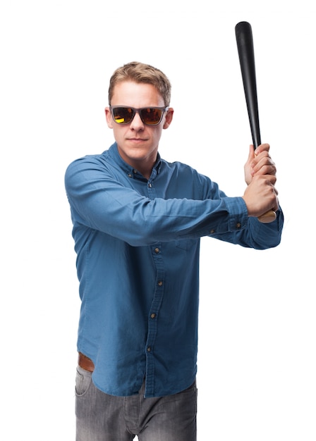Mann mit Sonnenbrille und Baseballschläger