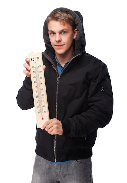 Mann mit Sweatshirt ein Thermometer halten