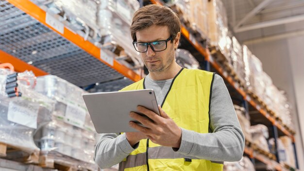 Mann mit Tablette, die Logistik arbeitet