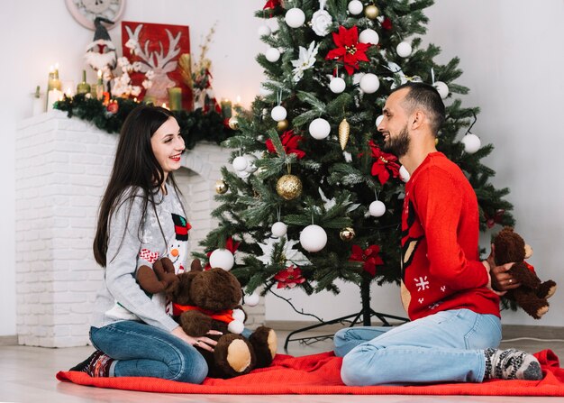 Mann mit Teddybären und Frau mit flauschigen Rehen