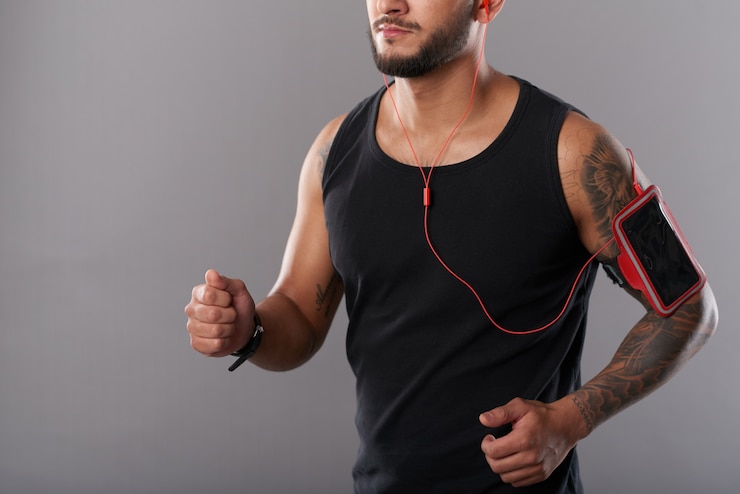 Kostenlose Foto mann mit telefon im armbindenbetrieb