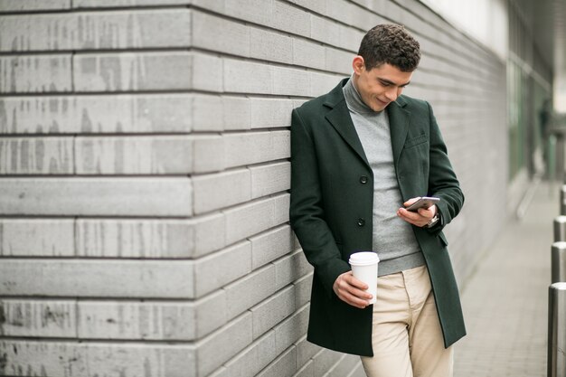 Mann mit Telefon in der Jacke