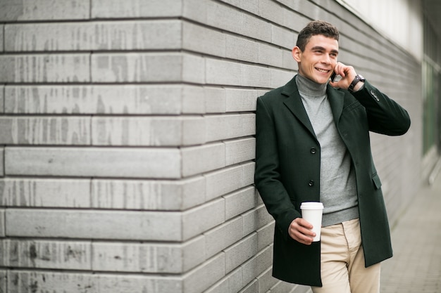 Mann mit Telefon in der Jacke