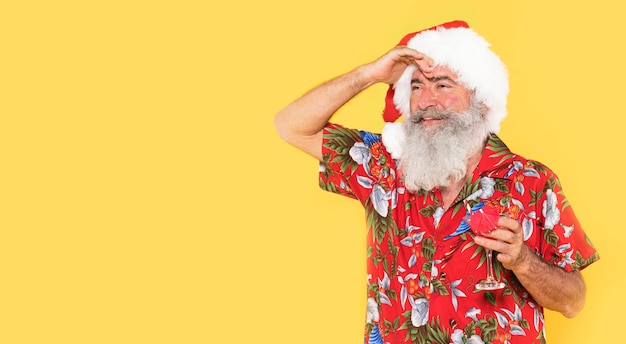 Mann mit tropischem Hemd und Weihnachtsmütze mit Kopienraum