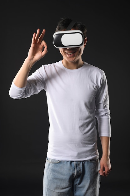 Mann mit Virtual-Reality-Headset zeigt OK-Zeichen