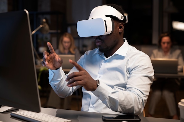 Mann mit VR-Brille