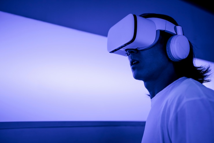 Kostenlose Foto mann mit vr-headset in einsatzbasis