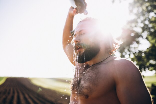 Mann mit Wasser im Wald