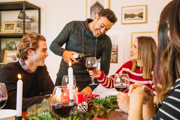 Mann mit Wein am Weihnachtsessen