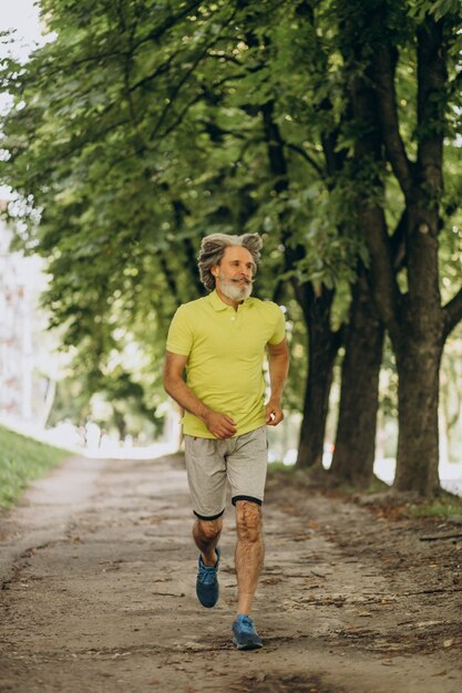 Mann mittleren Alters, der im Wald joggt