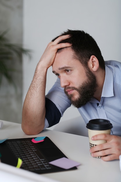 Mann müde bei der arbeit