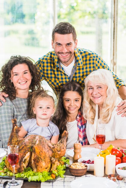 Mann nahe Frau, Kindern und älterer Dame