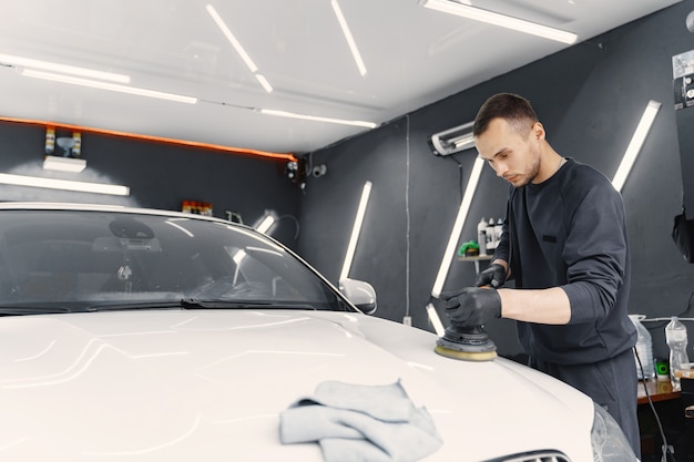 Mann polieren ein Auto in einer Garage