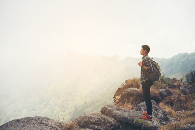 Mann Reisenden mit Rucksack auf dem Berg. Travel Lifestyle Konzept.