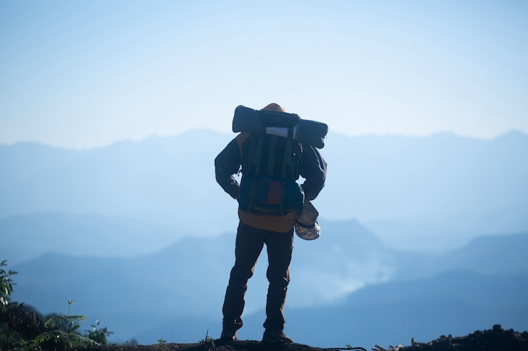 Kostenlose Foto mann-reisender mit rucksackbergsteigen reise-lebensstilkonzept