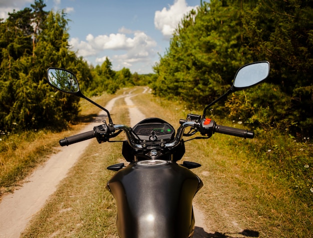 Mann Reiten Motorrad im Gelände