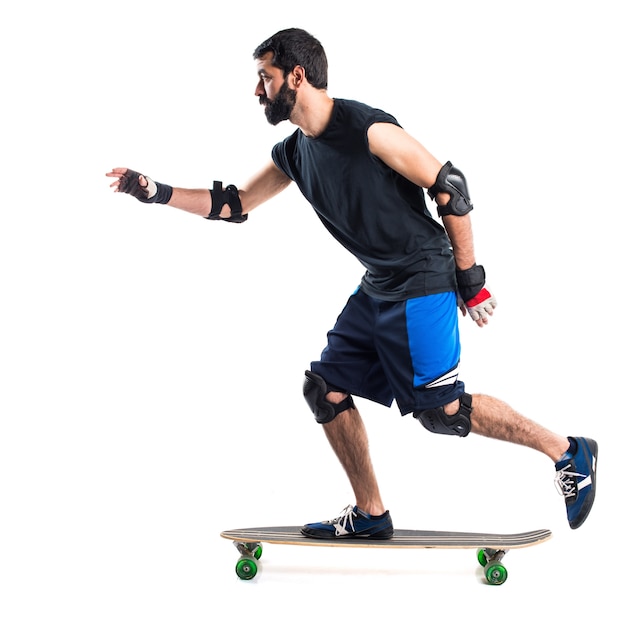 Mann reitet sein Skateboard