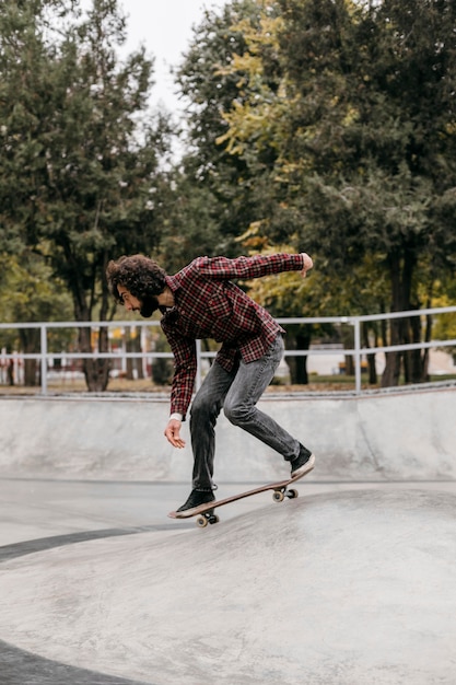 Mann reitet skateboard im freien