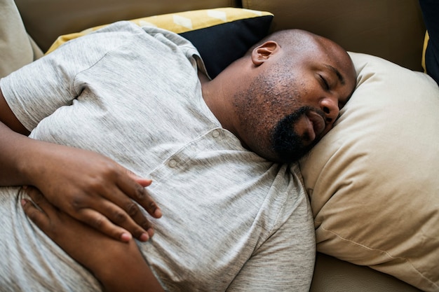 Mann schläft in seinem Bett