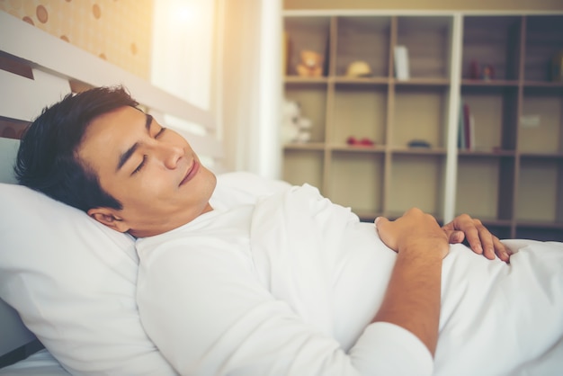 Mann Schlaf im Schlafzimmer