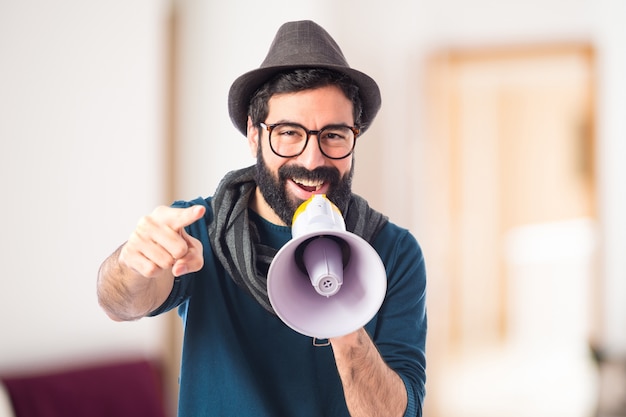 Kostenloses Foto mann schreit durch megaphon