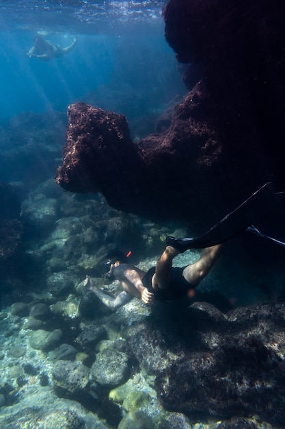 Mann schwimmt unter Wasser