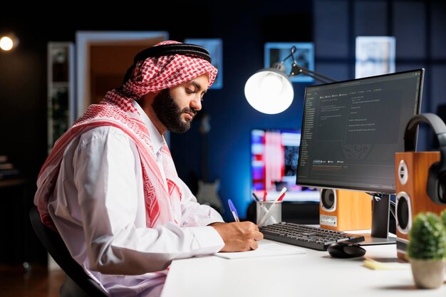 Mann sitzt an einem Computer und zeigt Codes an