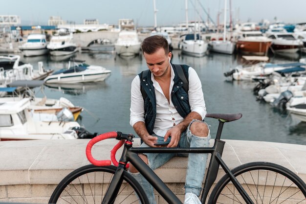 Mann sitzt neben seinem Fahrrad