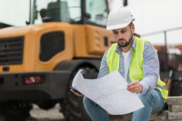 Mann sitzt und schaut auf Projekt