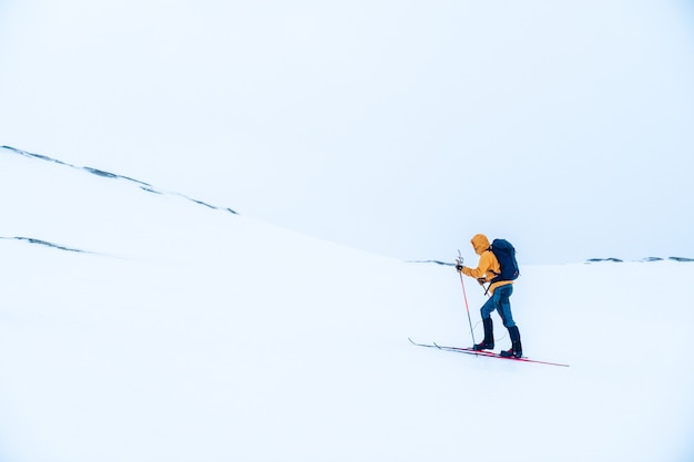 Mann Skifahren in den Bergen