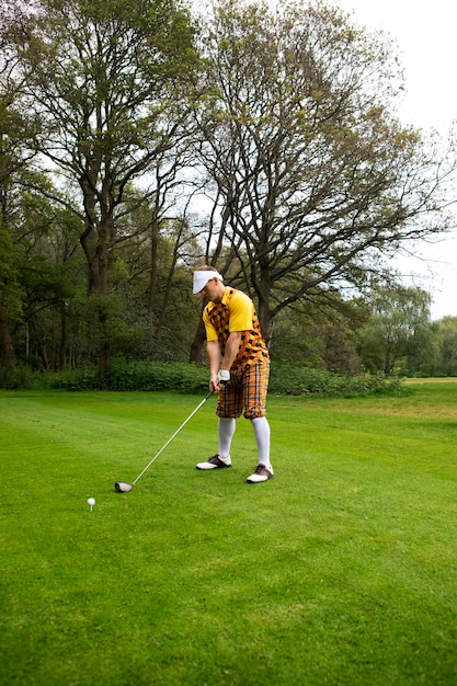 Kostenloses Foto mann spielt draußen golf