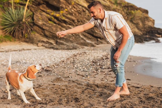 Mann spielt mit Hund