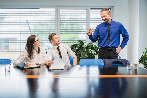 Kostenloses Foto mann spricht mit jungen mitarbeitern