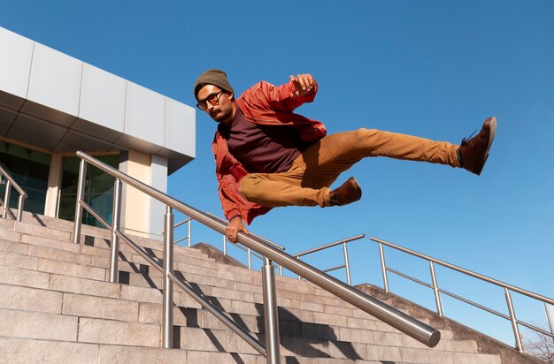 Mann springt beim Parkour