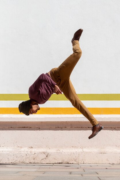 Mann springt beim Parkour