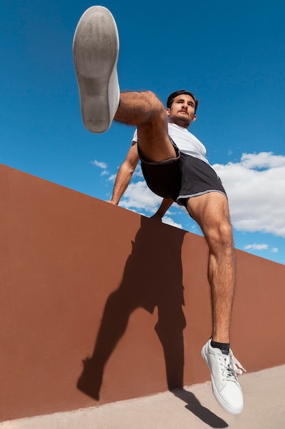 Mann springt beim Parkour