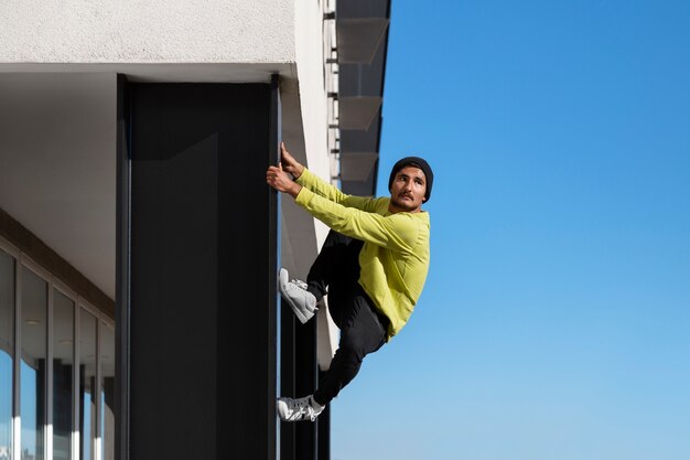 Mann springt beim Parkour