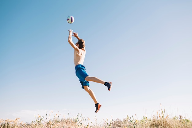 Mann springt für Volleyball