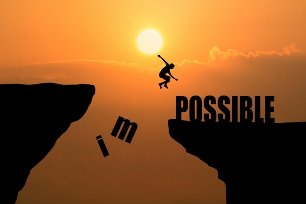 Mann springt über unmöglich oder möglich über Klippe auf Sonnenuntergang Hintergrund, Business-Konzept Idee