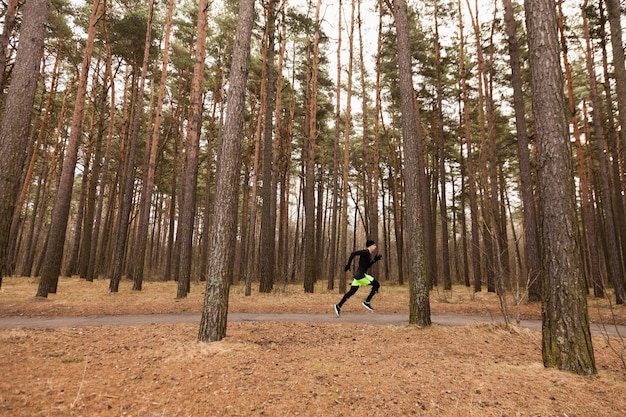 Mann sprinkt im Wald