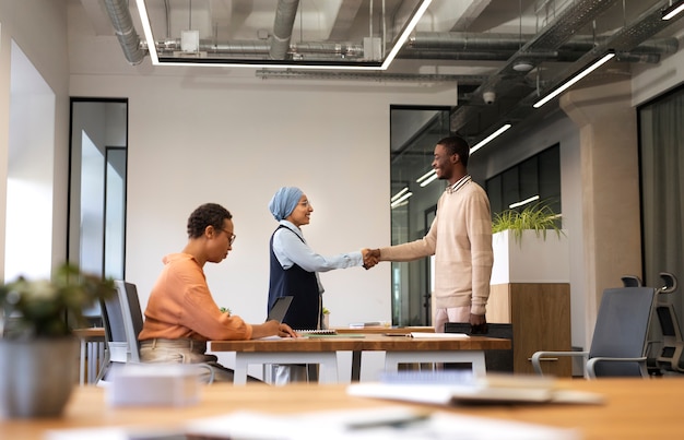 Kostenloses Foto mann stellt sich arbeitgebern beim vorstellungsgespräch im büro vor