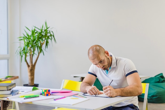 Mann studiert hart am Tisch