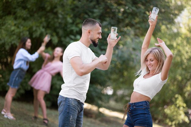 Mann tanzt mit einer schönen Frau draußen