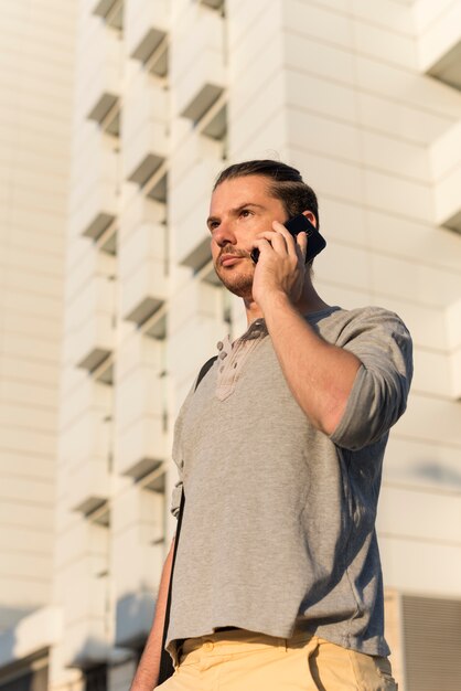 Mann telefonieren in der Stadt