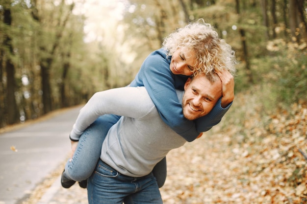 Kostenloses Foto mann trägt frau huckepack