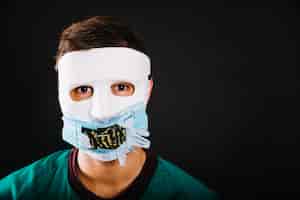 Kostenloses Foto mann trägt halloween-maske
